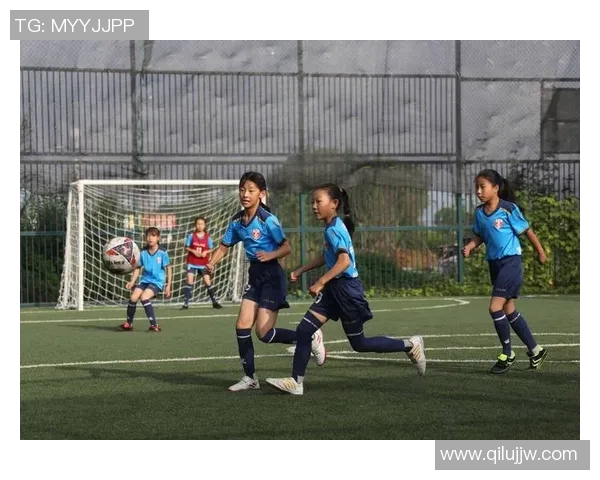 《他是绿茵场上的王者，爱与荣耀交织的足球人生》